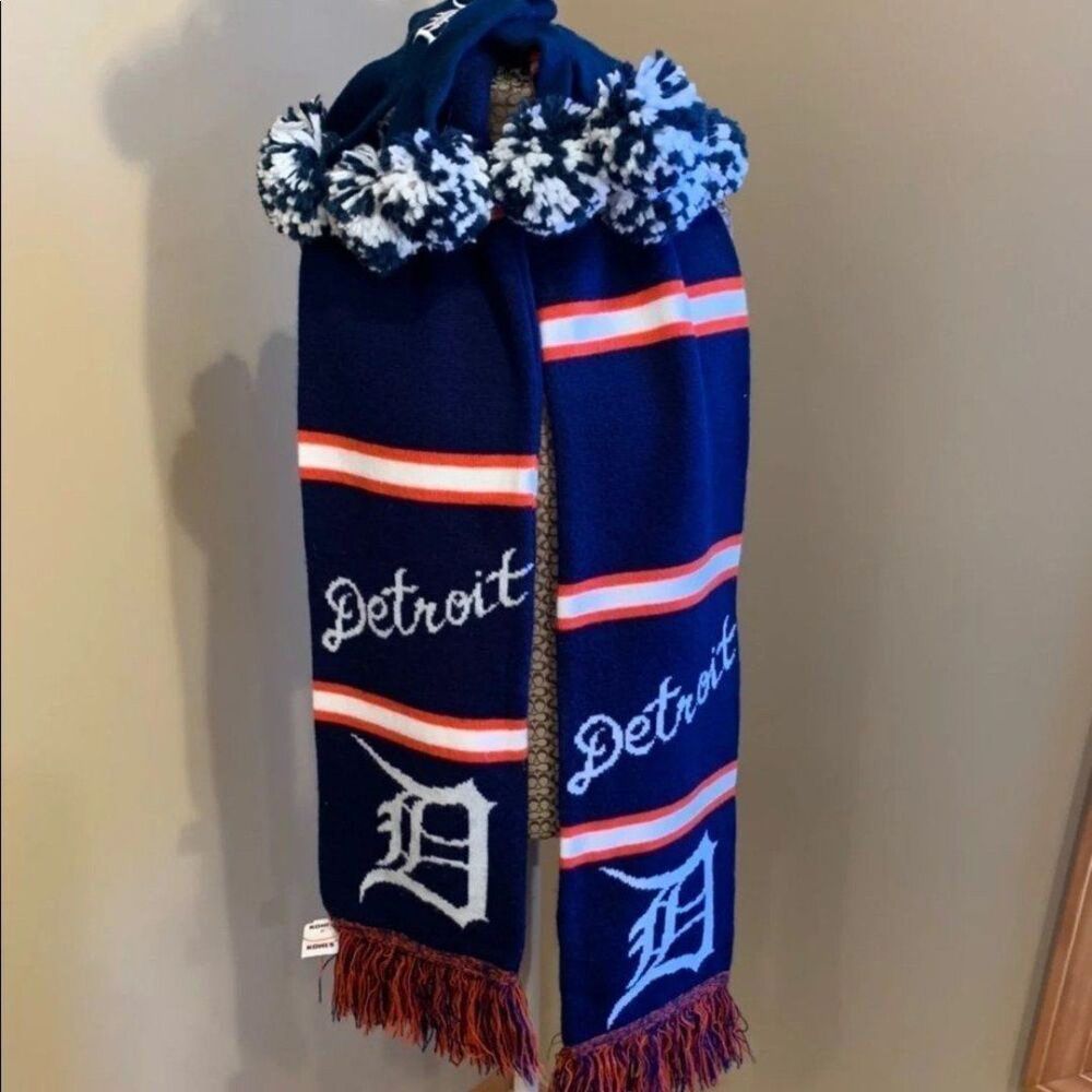 NWT Detroit Tigers Scarf and Spirit Fingers Bundle